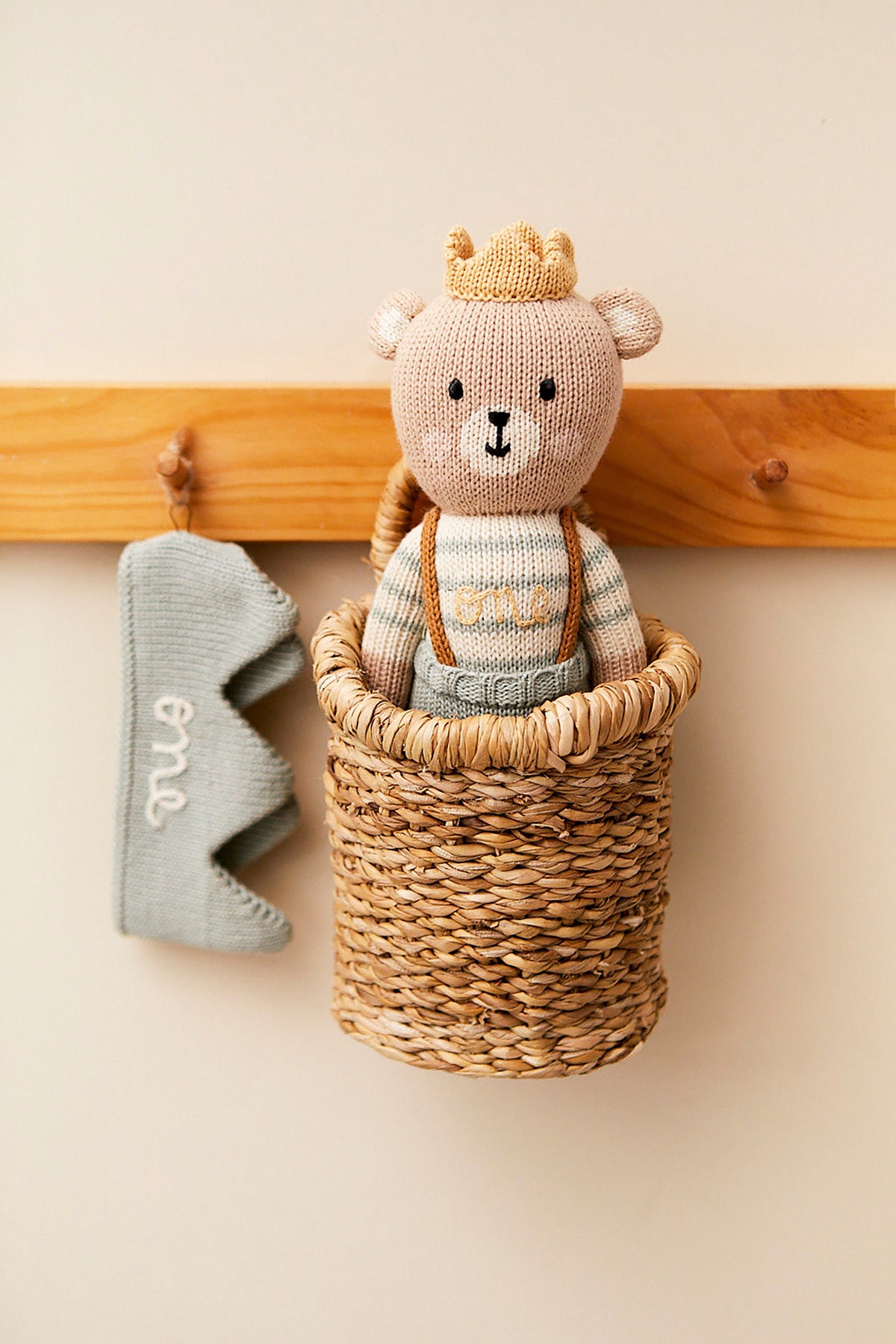 Birthday Duo Arthur Bear W + Knit Crown Smokey green