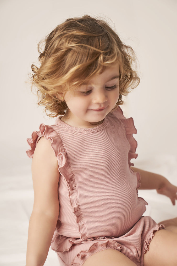 RIBBED RUFFLE TOP DUSTY ROSE